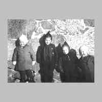 031-0014 Vier Enkelkinder von Karl Schmidt an der Steinmauer eines Stalles..jpg